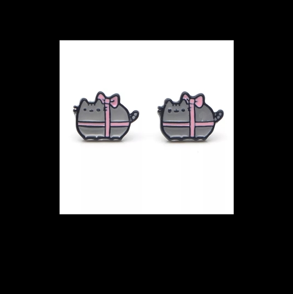 Pusheen Present Earrings - Picture 2 of 2